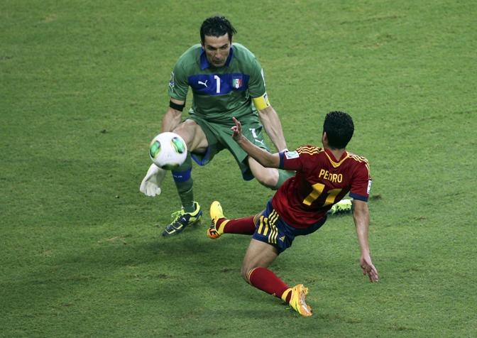 Pedro solo davanti a Buffon: sbaglia. Reuters